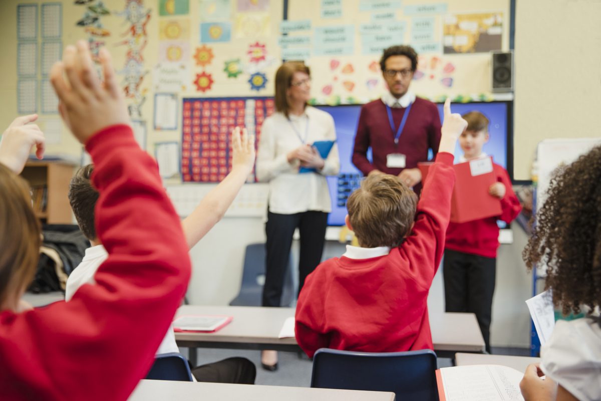 Here school. Класс без учителя. Ребенок выступает перед классом Сток. Teacher enters the Classroom. Teacher asking.